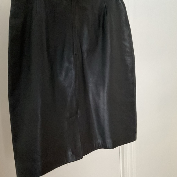 Women's black leather skirt US 8 knee length. - Picture 4 of 4